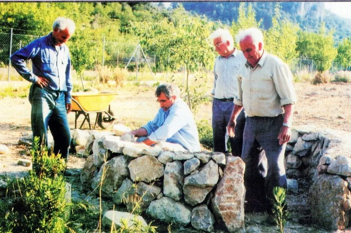 Base de pedra d'una barraca de carboner
