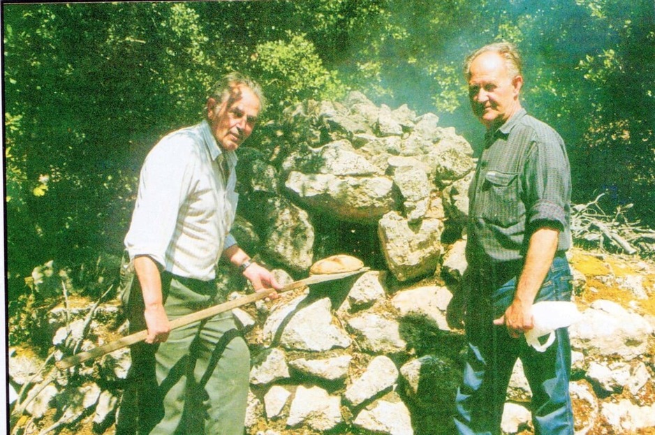 Forn per coure un pa fabricat amb pedres