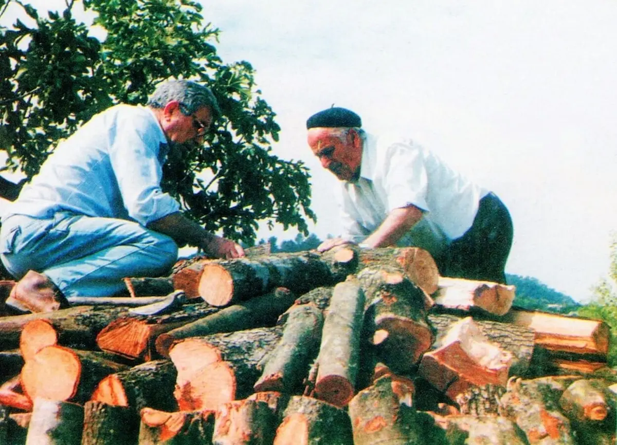 Carboners muntant l'obertura central de la sitja
