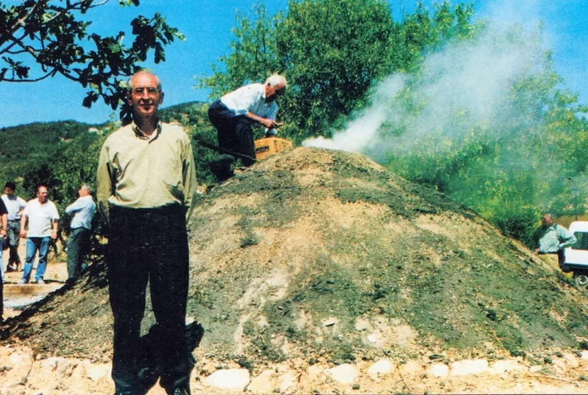 Moment d'encendre la sitja per iniciar la combustió