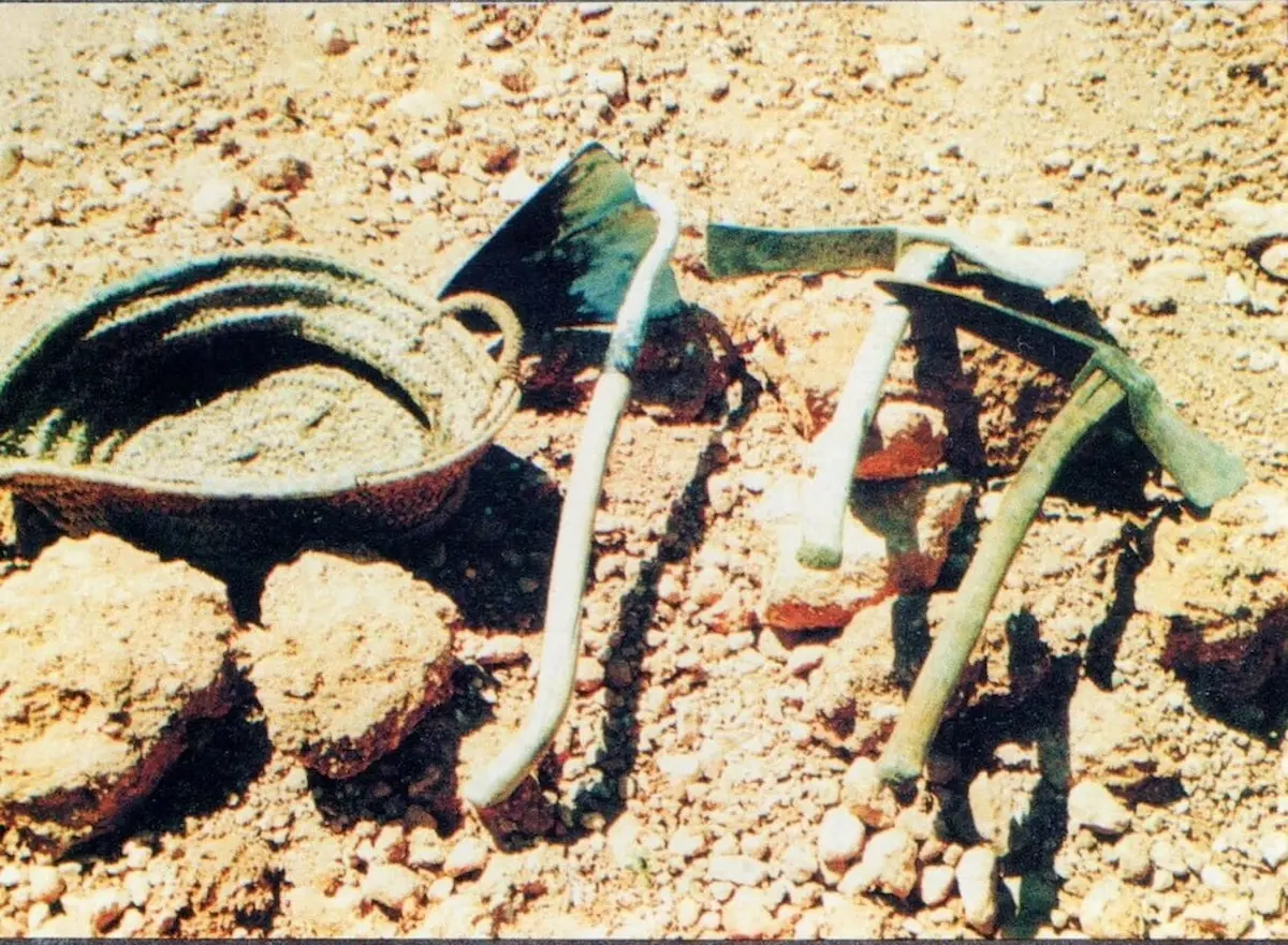 Eines: cavec, xapes metàl·liques i senalla