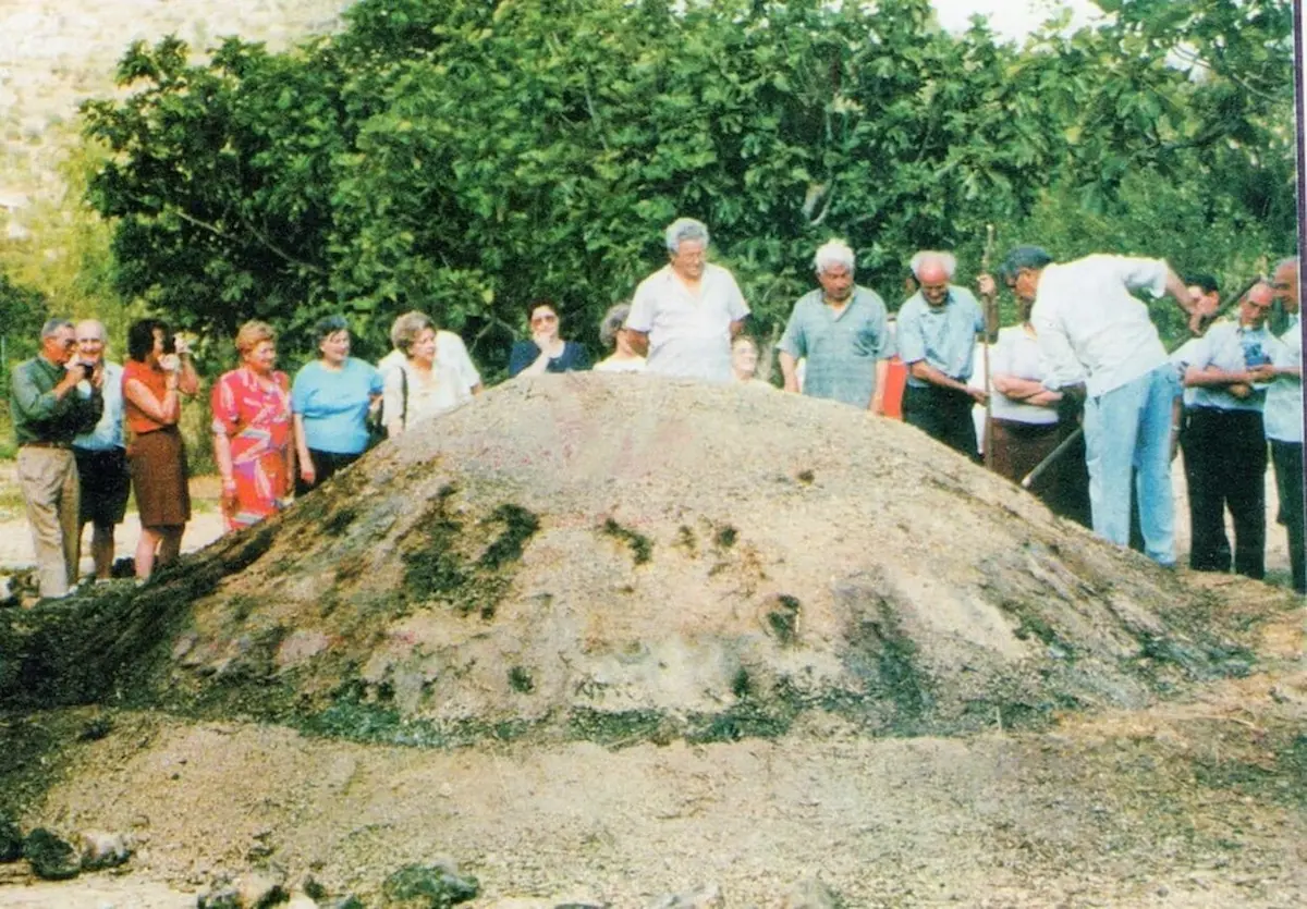 Procés d'extreure la capa de terra que cobria la sitja